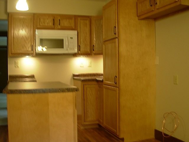 Kitchen w/microwave & island