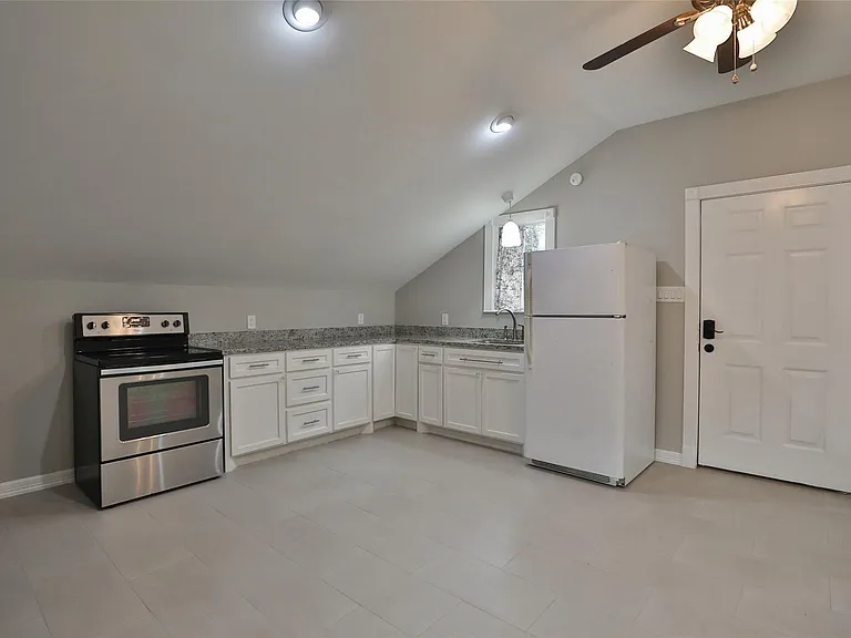 423 W 32nd St — Photo 38