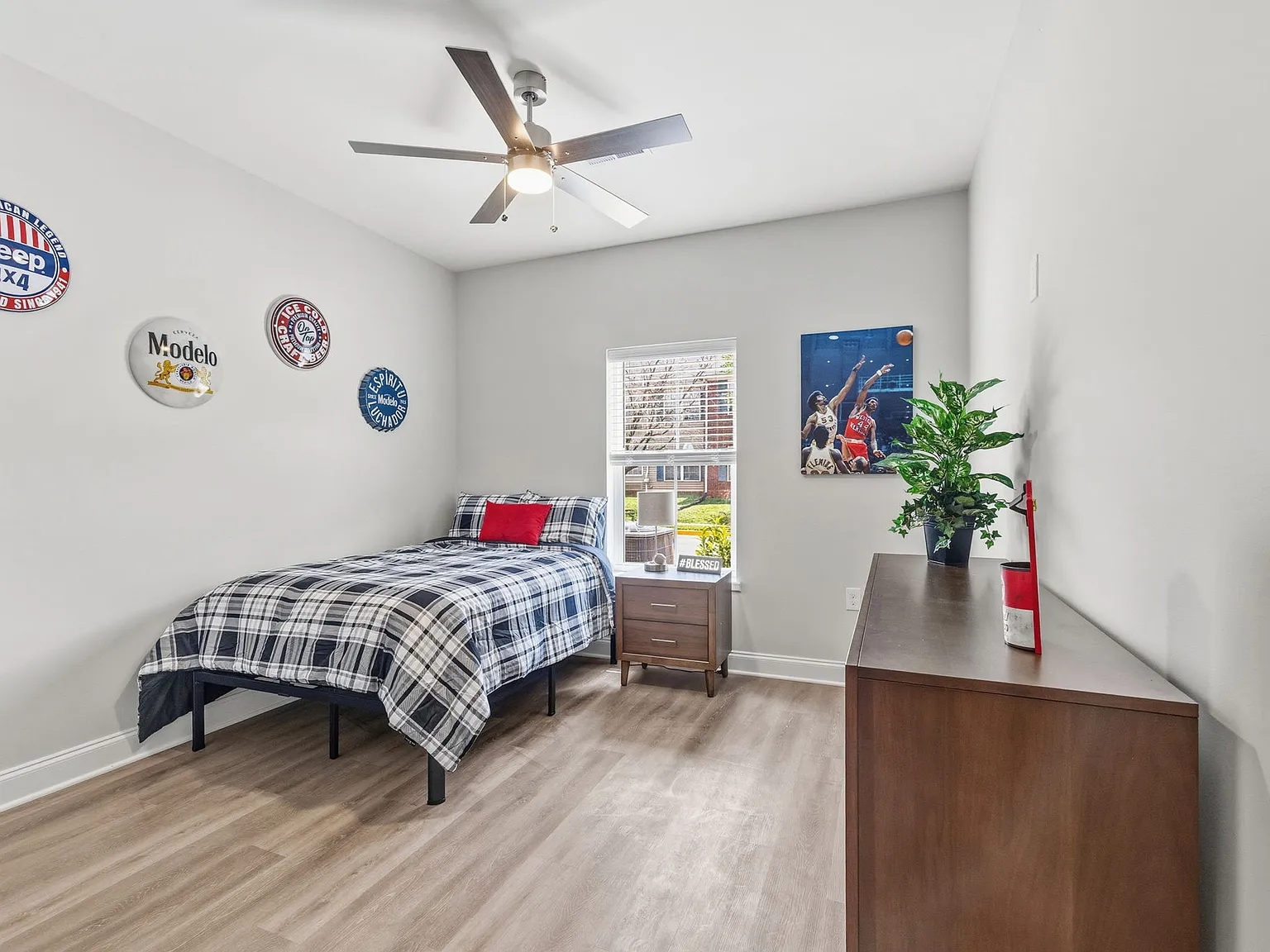 4 bed, 1850 sqft, $725 — Photo 1