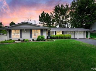 12155 Mirror Lake Dr, Saint Louis, MO 63146