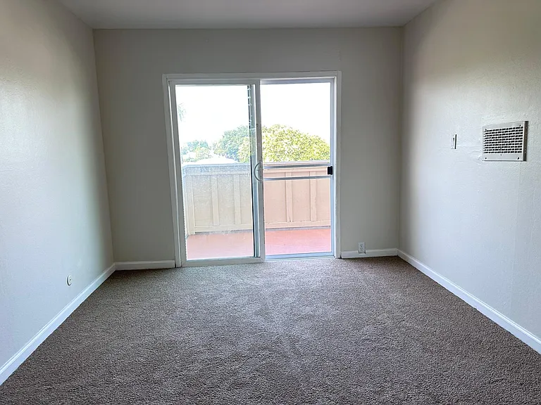 1bd with access to the balcony