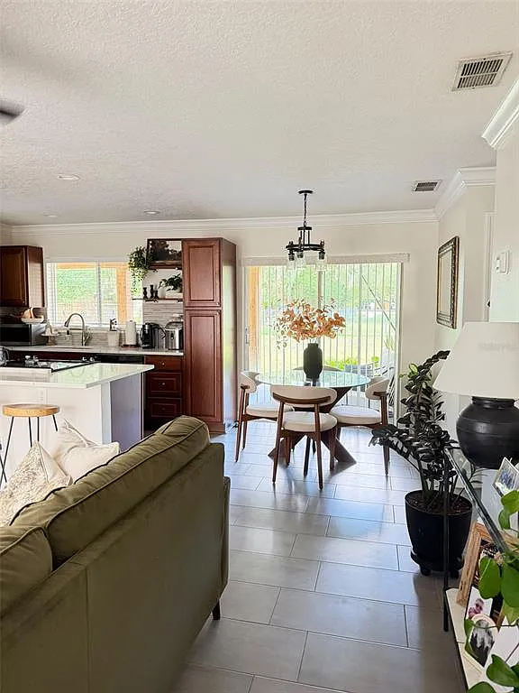 3 bed, 2.0 bath, 992 sqft, $2,000 — Photo 2