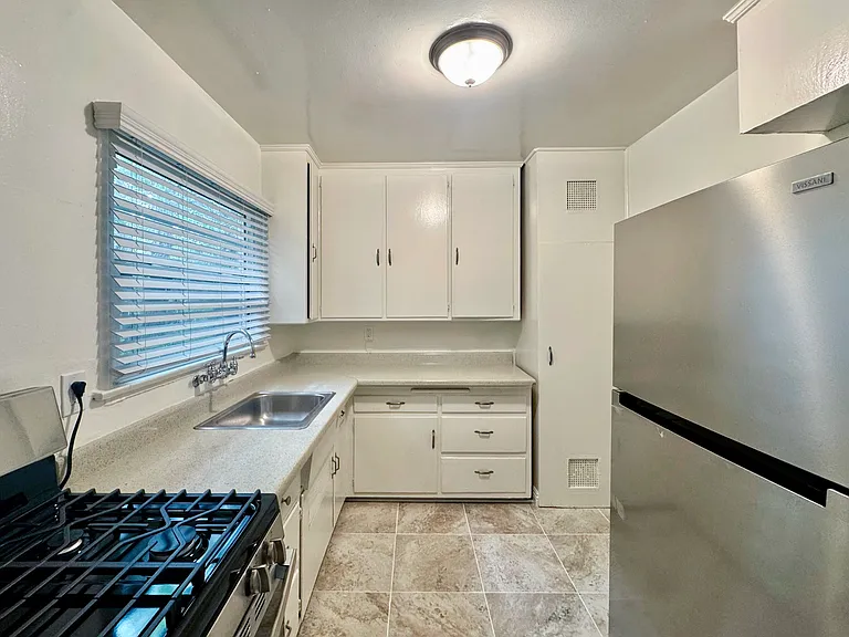 865 S Marengo Ave #15 — Photo 4