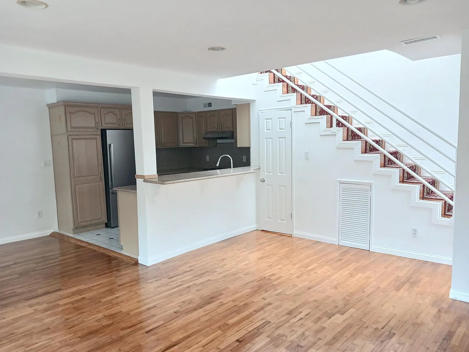 3 bed, 3.5 bath, 1550 sqft, $6,000 — Photo 2