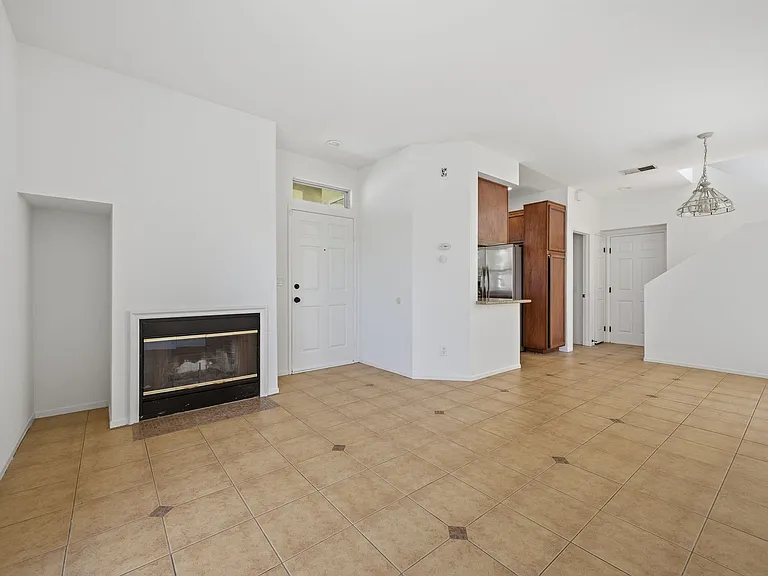 2338 Huntington Dr — Photo 3