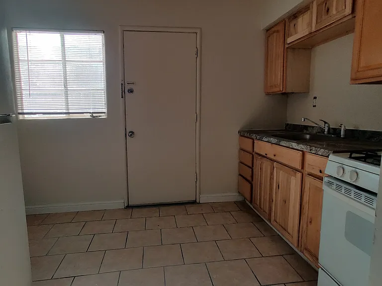 905 Barney St — Photo 1