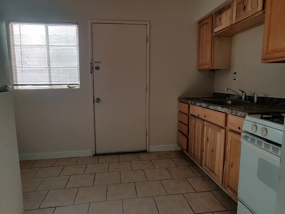 905 Barney St