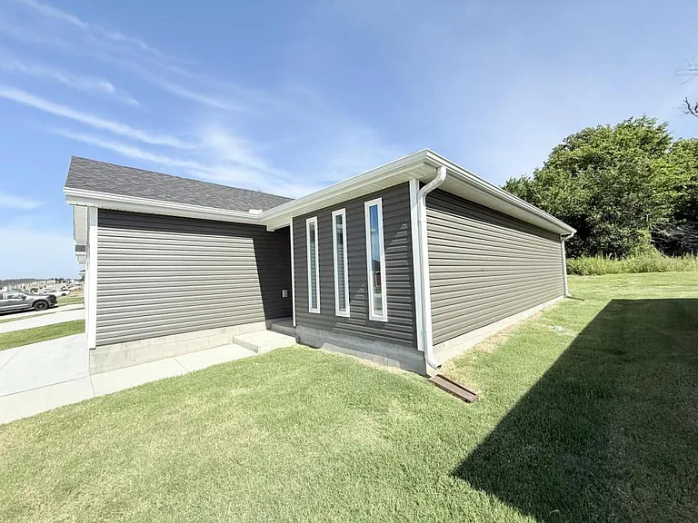 211 S Eagle Ln — Photo 2