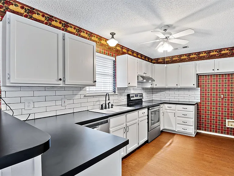525 Baldwin St — Photo 3