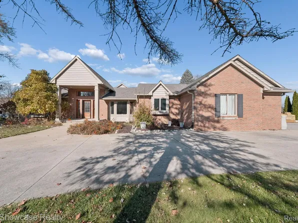 1112 W Cook Rd, Grand Blanc, MI 48439