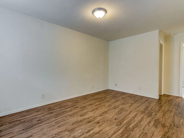 "The Belle Grove" One Bedroom Apartments (Wifi Included) — Photo 15