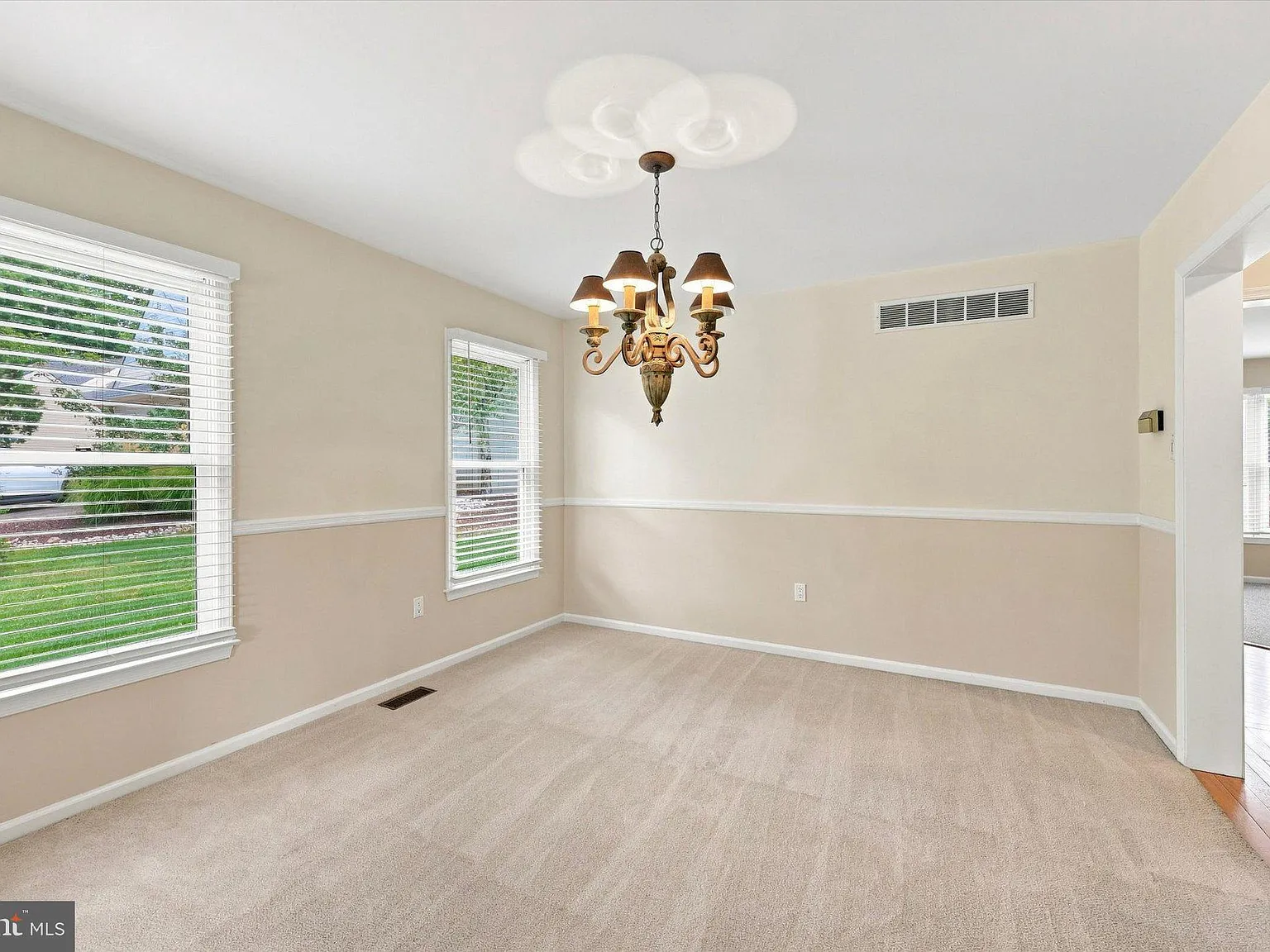3 bed, 2.5 bath, 2424 sqft, $3,800 — Photo 3