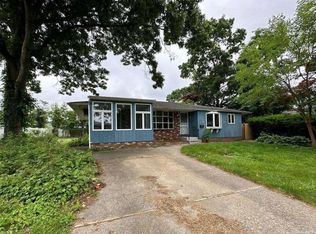 22 Plane Tree Ln, Saint James, NY 11780