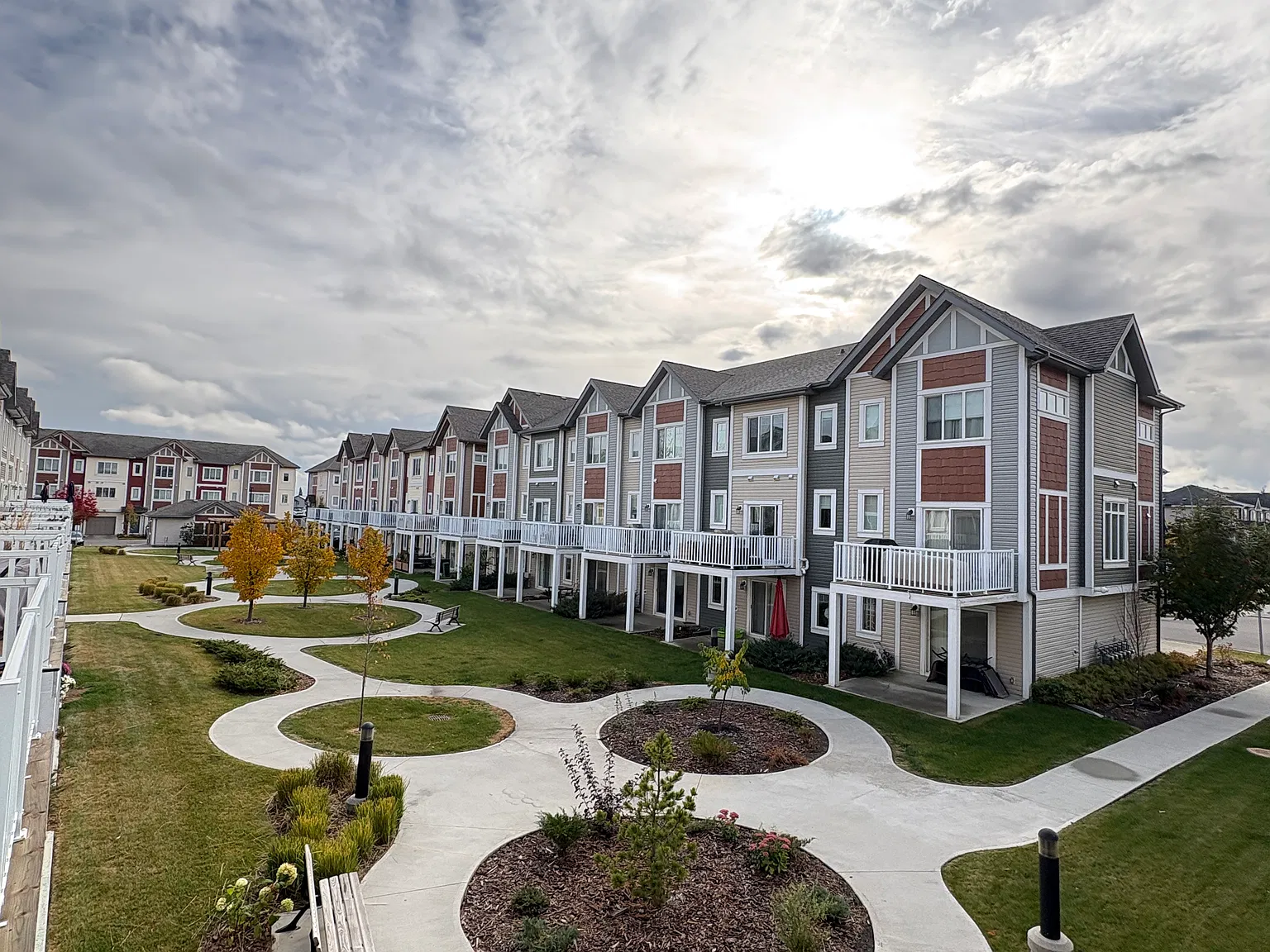 SF99 - Modern 2 Bedroom + Den 2.5 Bathroom Townhouse in Secord - 1 month FREE — Photo 2