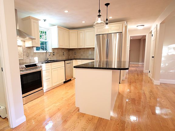 3rd image of 19 Hodgkins Dr