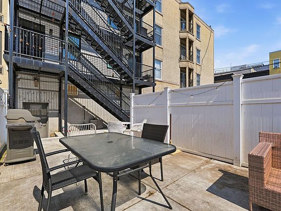 3rd image of 529 Jefferson St APT 2