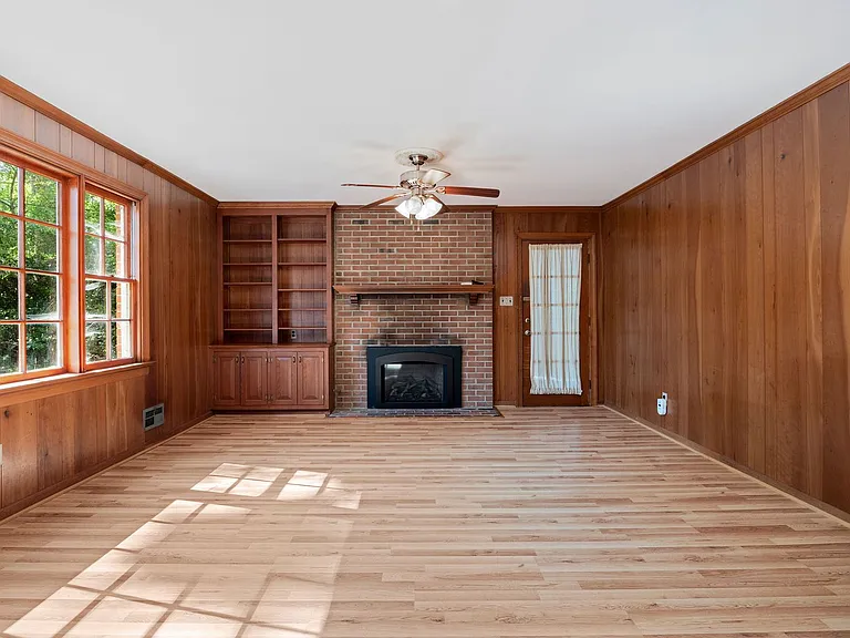 2401 Scarsborough Dr — Photo 18