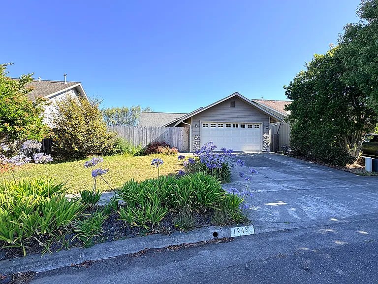 1243 N Park Ln — Photo 1