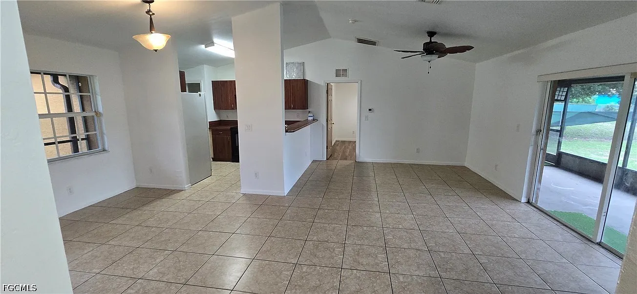 3 bed, 2.0 bath, 1218 sqft, $1,900 — Photo 2