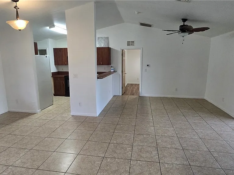 573 Bell Blvd S — Photo 2