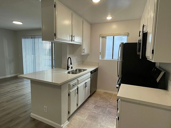 4th image of 132 S Clark Dr APT 205