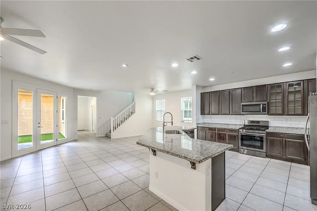 4 bed, 3.0 bath, 3159 sqft, $3,000 — Photo 4