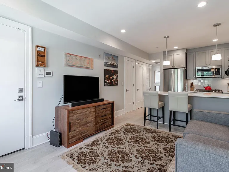 3918 W St NW #6 — Photo 3