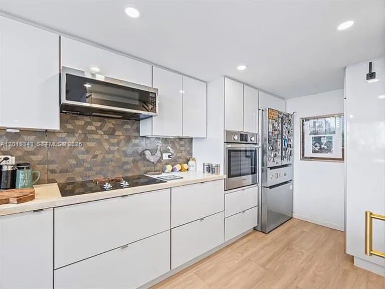 7601 E Treasure Dr #711 — Photo 11