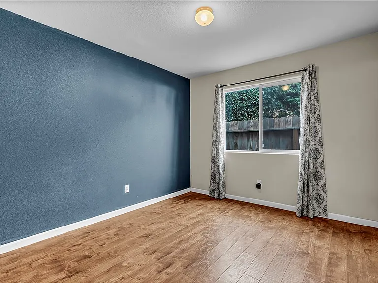 2435 N Crowe St — Photo 19