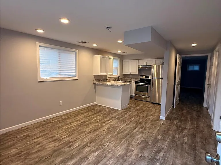 24 California Ave — Photo 12
