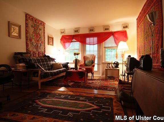 2nd image of 152 Huguenot St