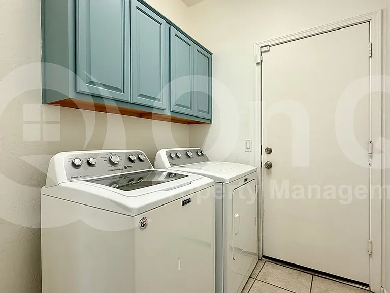 1674 E Aloe Pl — Photo 17