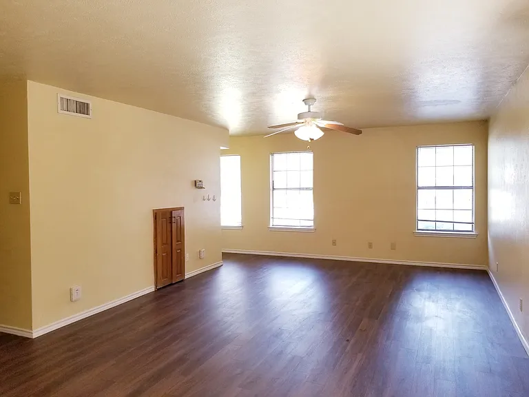 2426 Lakeview Cir — Photo 3