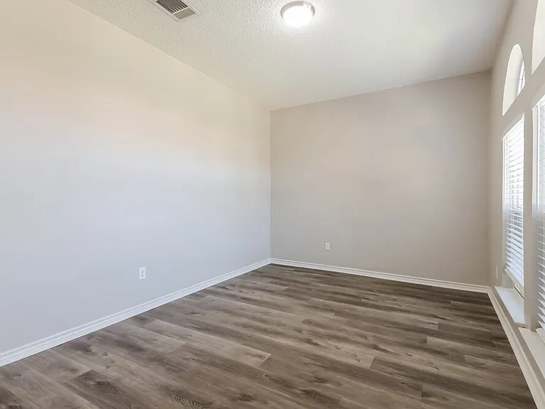 6902 Graham Dr — Photo 9