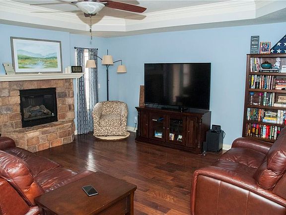 5th image of 16 Rhonda Ln