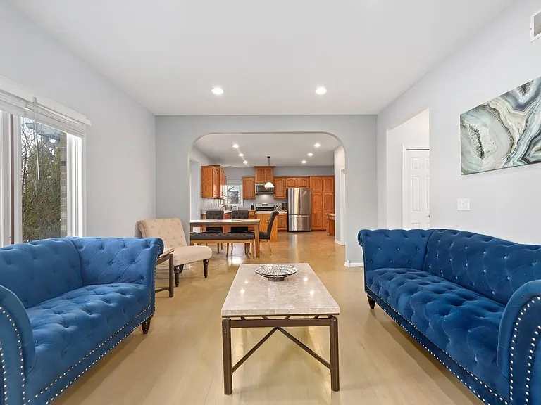 520 N Veterans Pkwy — Photo 17