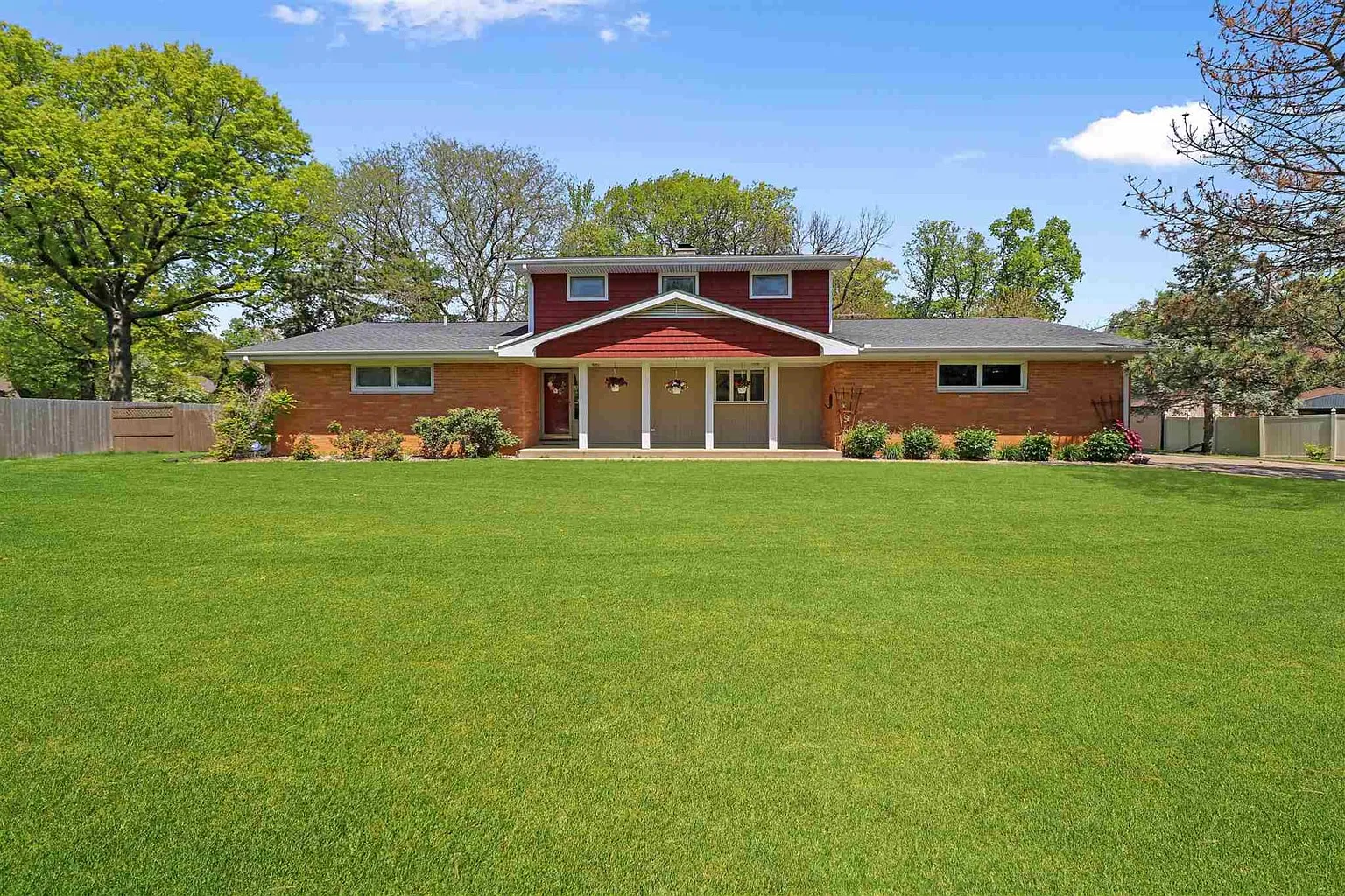 255 W Detweiller Dr photo 1