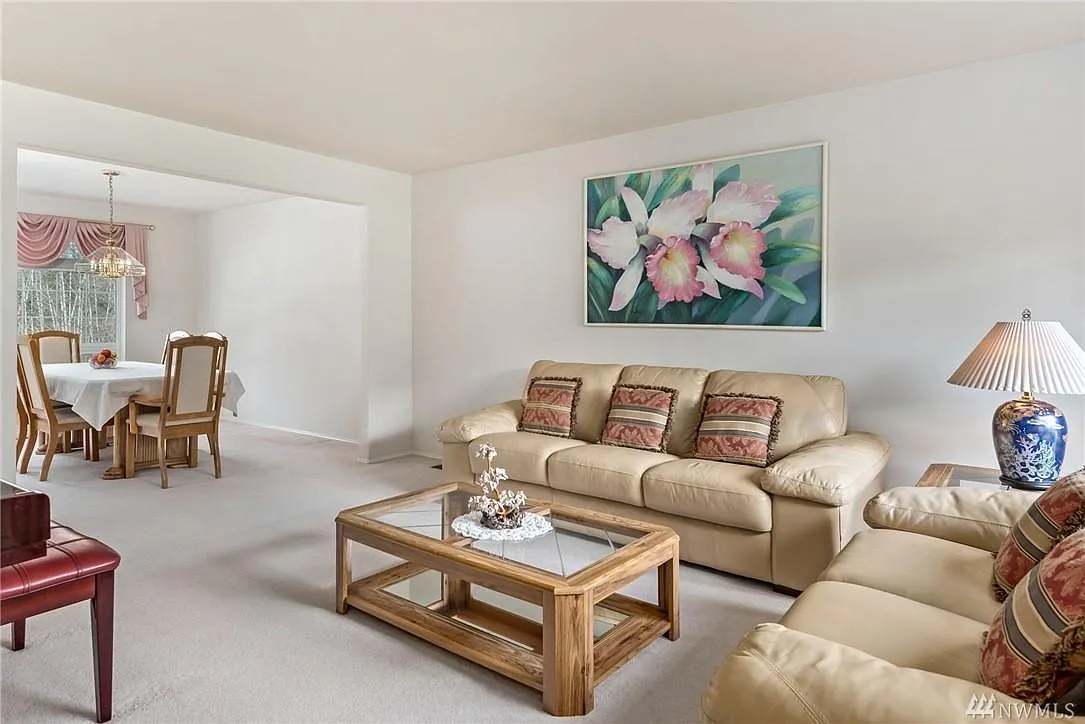 4 bed, 2760 sqft, $3,800 — Photo 4
