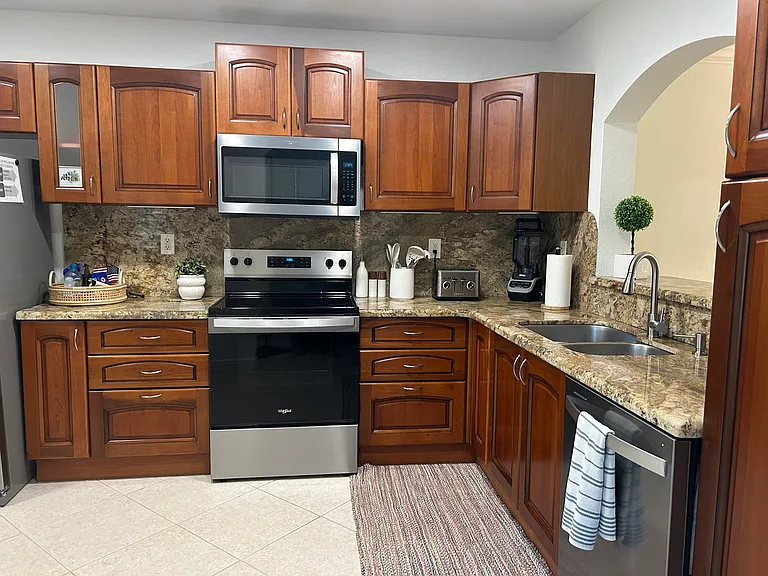 12768 Westhampton Cir — Photo 32