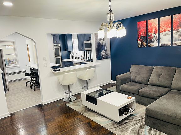 SPACIOUS LIVING ROOM