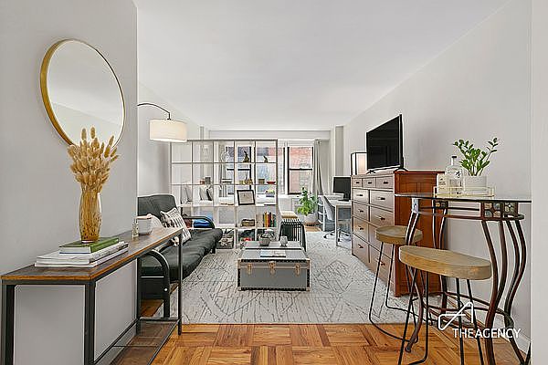 1st image of 220 E 54th St APT 4L