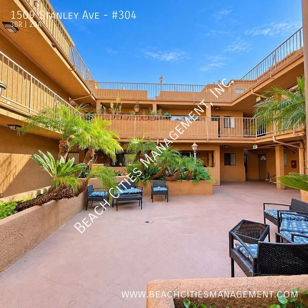 Spacious Top-Floor 3-Bedroom Corner Condo with 2 Parking Spaces — Photo 2