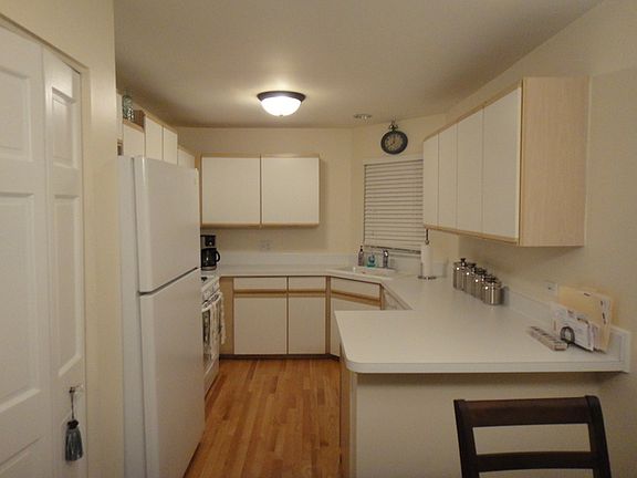 3rd image of 927 Little Falls Ct