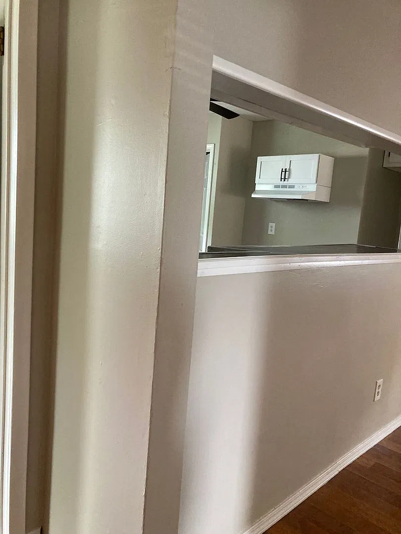 3 bedroom house with detached garage — Photo 3