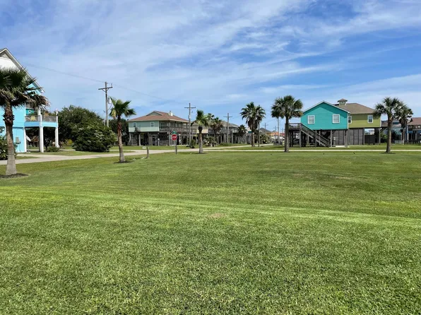 941 Gulfview Dr, Crystal Beach, TX 77650