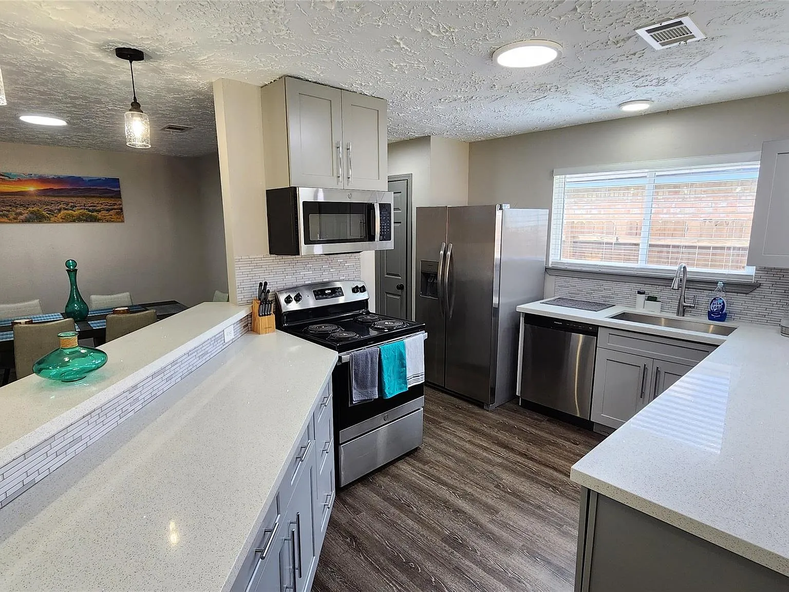 3 bed, 2.0 bath, 1726 sqft, $2,550 — Photo 2