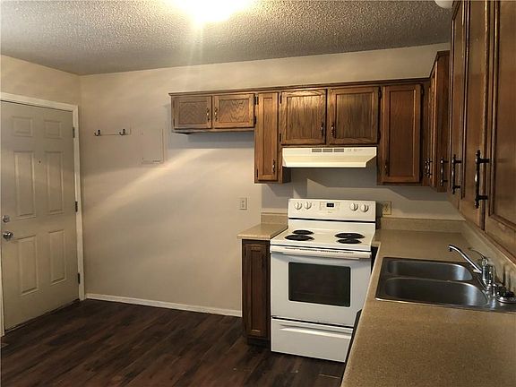 2nd image of 211 S Carl St