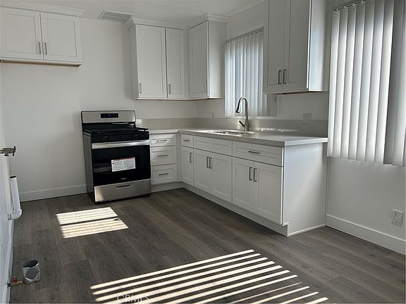 3rd image of 3456 Redondo Beach Blvd