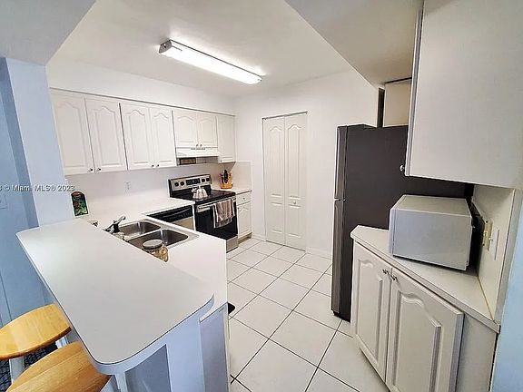 4th image of 2642 Collins Ave APT 305