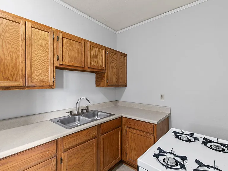 Clairmont Apartments — Photo 2